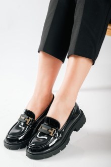 Λουστρίνι loafers με chunky τρακτερωτή σόλα και εντυπωσιακή αγκράφα - Μαύρο