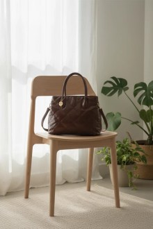 Τσάντα ώμου λουστρίνι – Σκούρο Καφέ