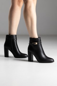 Ankle boots με τετράγωνο τακούνι και διπλό ζωνάκι στον αστράγαλο - Μαύρο