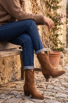 Γυναικεία Western Μποτάκια Suede με Κεντητές Λεπτομέρειες - Κάμελ
