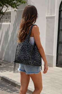 Τσάντα ώμου με Animal Print με διακοσμικά λουράκια  - Μαύρο