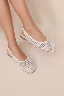 Γοβάκια με Δαντέλα και χαμηλό τακούνι – Μπεζ