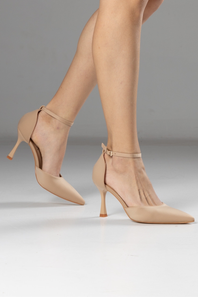 Γόβες Μυτερές με με λεπτό τακούνι και Μπαρέτα – Μπεζ - Image 3