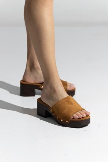 Γυναικεία Clogs Suede – Κάμελ