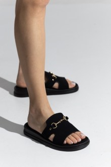 Σανδάλια με μαλακό πάτο και διακοσμητικό μεταλλικό στοιχείο - Μαύρο