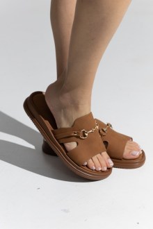 Σανδάλια με μαλακό πάτο και διακοσμητικό μεταλλικό στοιχείο - Κάμελ