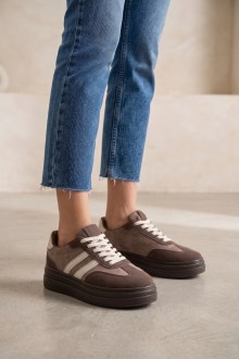 Γυναικεία καφέ σουέτ sneakers πλατφόρμα με μπεζ ρίγες