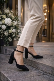 Μαύρες Suede Γόβες με Χοντρό Τακούνι, Μαλακό Πατάκι & Λουράκι